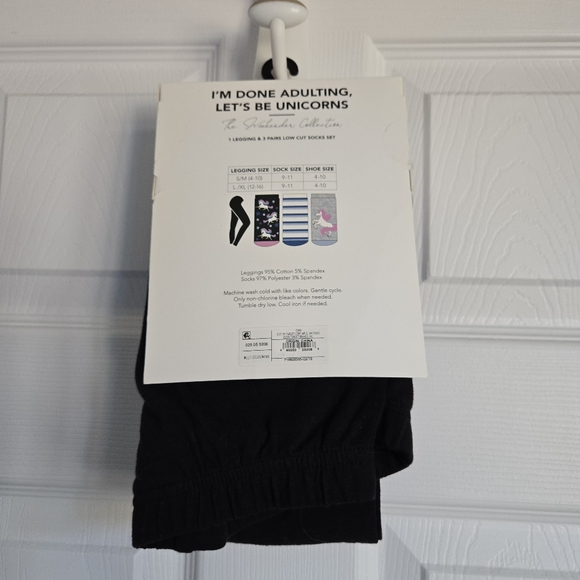 The Weekender Collection 1 legging and 3 pairs low cut socks set for size 4-10 - Picture 3 of 3